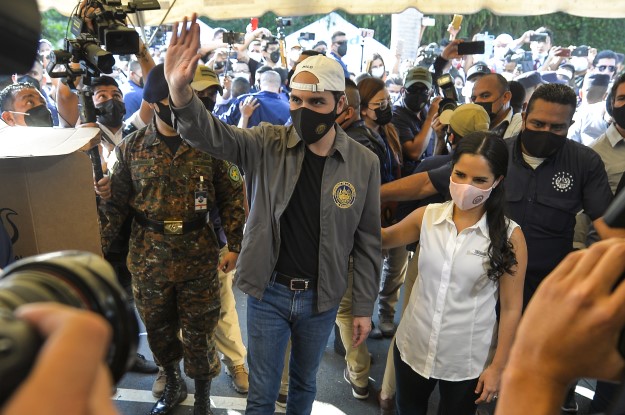 El Salvador: President Defies Supreme Court