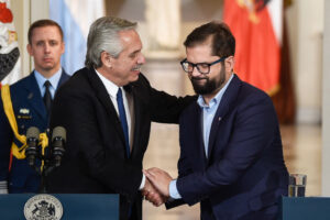 Argentina's President Fernández and Chile's President Boric shake hands. The two countries have much in common, and Argentine politicians still look at Chile as a model.