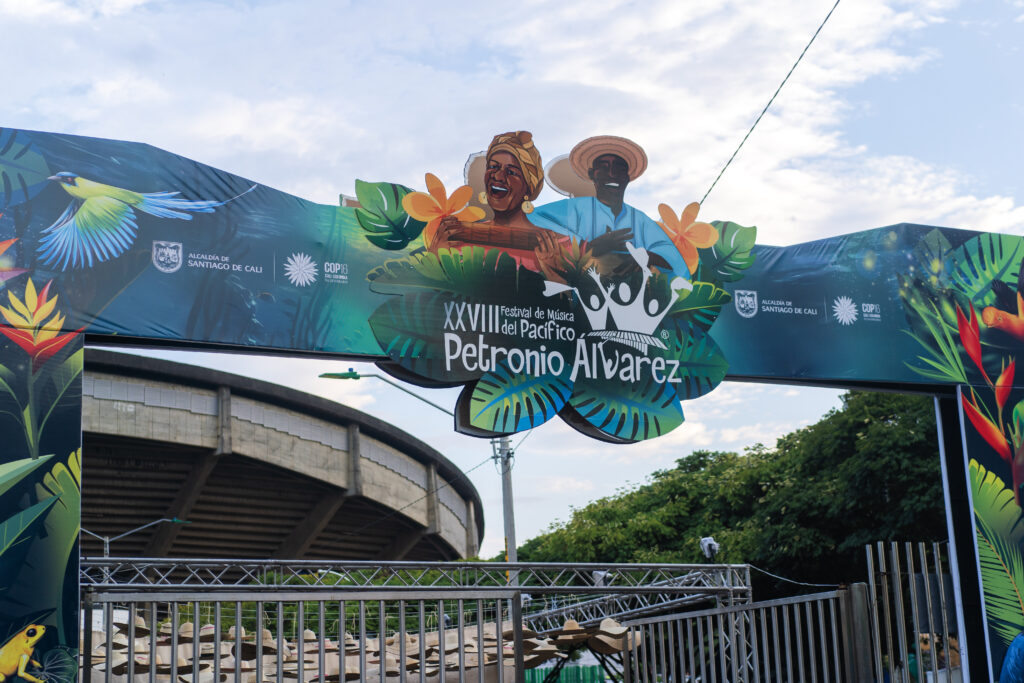 The festival’s main entrance greets visitors with an arch representing the Pacific coast’s nature and culture. The festival also features halls with dozens of local food, drink and craft vendors (below right). All vendors are chosen by a jury and pay no fee to participate.