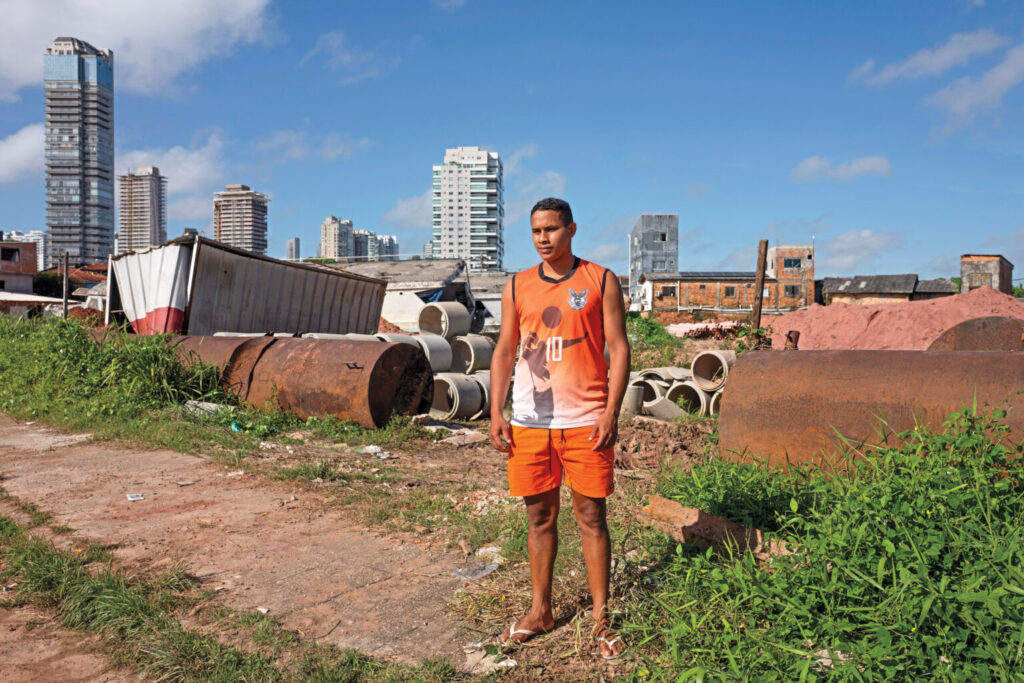 «Ya no jugamos». —Fernando Carvalho, de 23 años, residente local, de pie donde solía jugar al fútbol. El campo frente a su casa se ha convertido en un vertedero de escombros debido a la COP30.