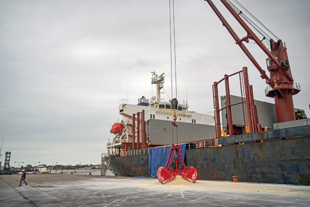 A ship is loaded with raw sugar in Coatzacoalcos, Veracruz. The CIIT’s main rail line, Line Z, will cross the Isthmus and connect Coatzacoalcos with Salina Cruz, in Oaxaca.
