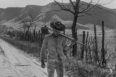 "La paga" depicts the life of an impoverished peasant.