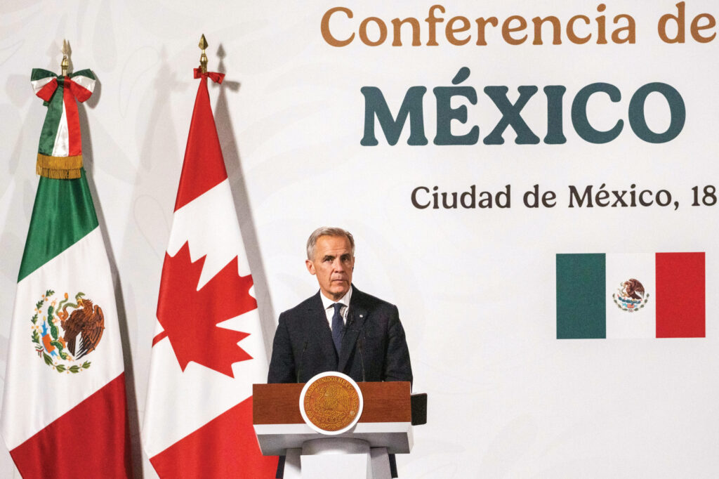 O primeiro-ministro do Canadá, Mark Carney, concede uma entrevista coletiva conjunta com a presidente Sheinbaum no Palácio Nacional, na Cidade do México, em 2025.