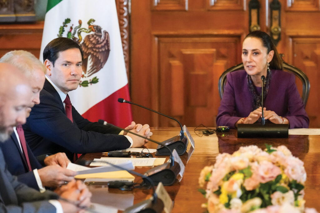 O secretário de Estado dos Estados Unidos, Marco Rubio, reúne-se com a presidente do México, Claudia Sheinbaum, no Palácio Nacional, na Cidade do México, em 2025.